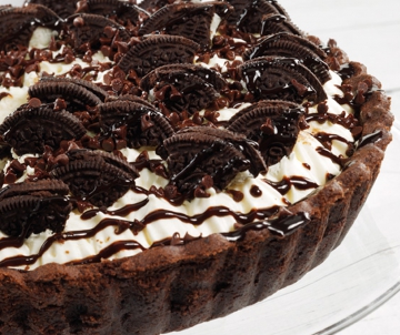 Cookies and cream cheesecake pie